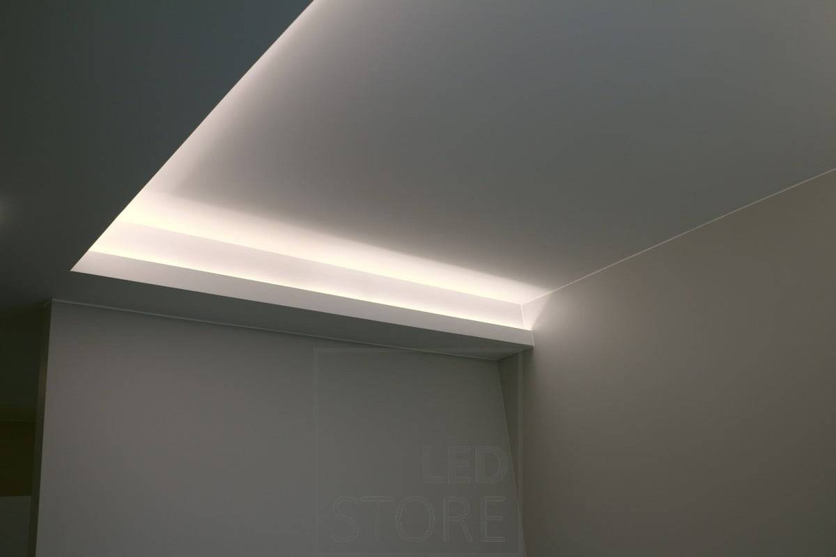 Tiras de LED en un downlight realizado en el techo.